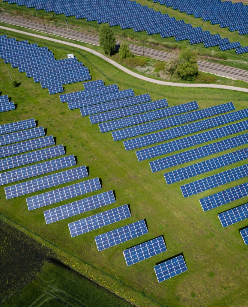 Granja de placas solares en el campo