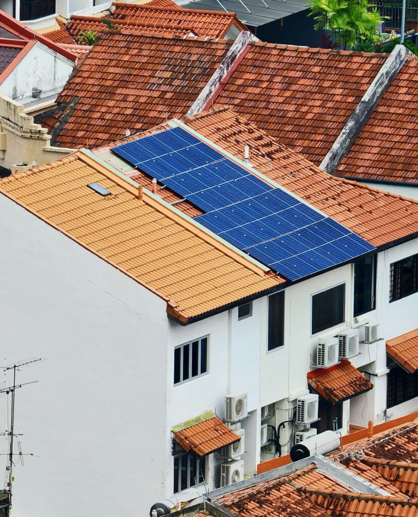 Placas solares en el tejado de una casa
