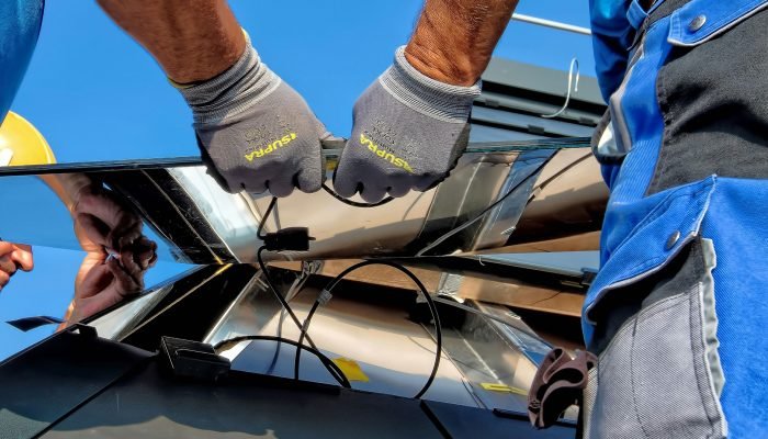 Trabajador instalando una placa solar