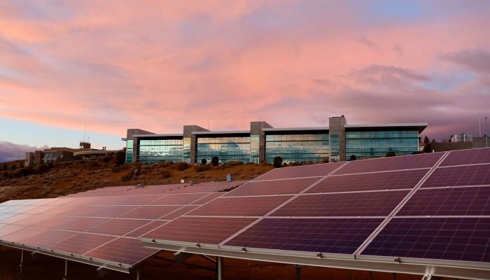 Placas solares en una nave industrial